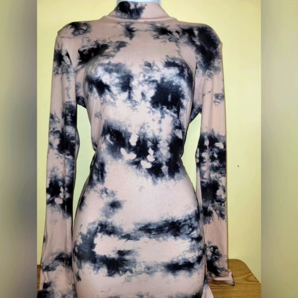 long-sleeved mini dress - Picture 2 of 2